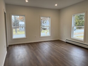 52 Portland St, Unit 2 in North Berwick, ME - Foto de edificio - Building Photo
