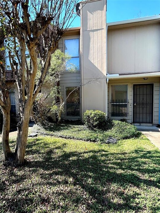11685 Alief Clodine Rd in Houston, TX - Building Photo