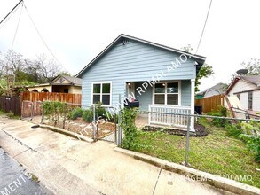 230 Micklejohn St in San Antonio, TX - Building Photo - Building Photo