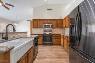 8250 Fox Tail Way in Las Vegas, NV - Building Photo - Building Photo