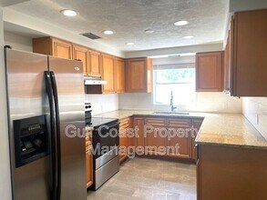 7464 Cass Cir in Sarasota, FL - Building Photo - Building Photo