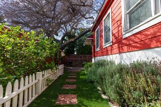 703 Manzanita Ave in Sierra Madre, CA - Building Photo - Building Photo