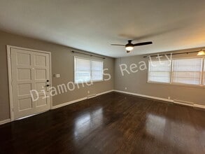 2742 S Stewart Ave in Springfield, MO - Foto de edificio - Building Photo