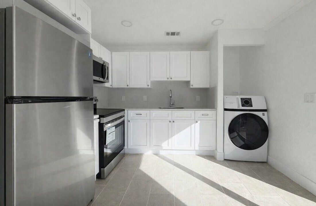 736 Neil Rd in West Palm Beach, FL - Building Photo