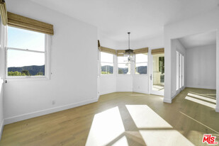 2020 Palisades Dr in Los Angeles, CA - Building Photo