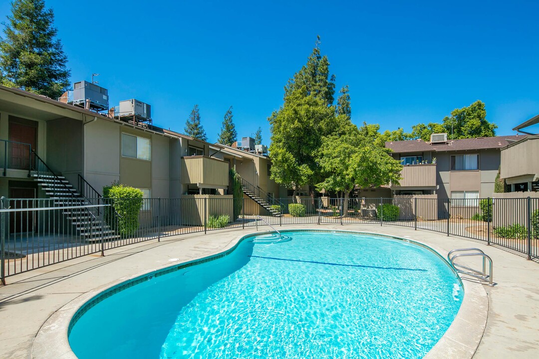 Lindsay Apartments in Fresno, CA - Building Photo