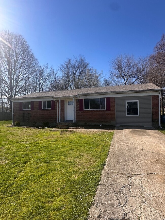 4200 Narcissus Dr in Louisville, KY - Building Photo - Building Photo