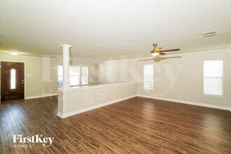 14219 N Hills Village Dr in San Antonio, TX - Foto de edificio - Building Photo