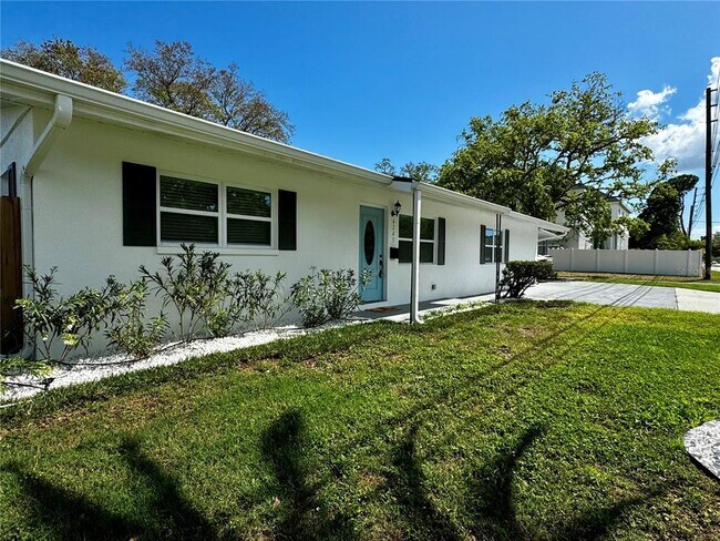 4245 1st St NE in St. Petersburg, FL - Building Photo - Building Photo