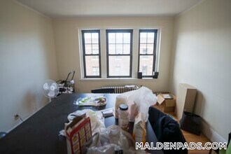 349 Pleasant St in Malden, MA - Foto de edificio - Building Photo