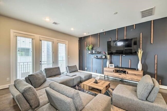 property at 2403 Everett St