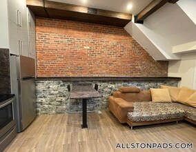 1028 Commonwealth Ave in Boston, MA - Building Photo - Building Photo