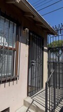 1201 E 64th St in Los Angeles, CA - Foto de edificio - Building Photo