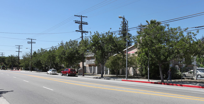 2433 Eastern Ave in Los Angeles, CA - Foto de edificio - Building Photo