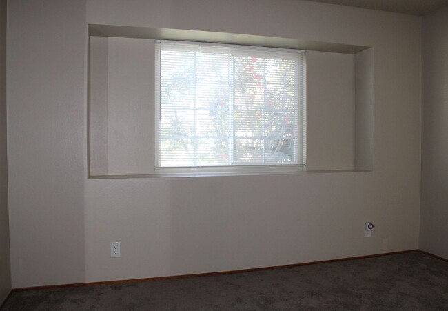 2552 Warrego Way in Sacramento, CA - Building Photo - Building Photo