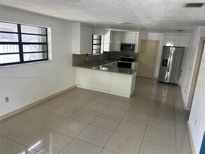 615 NW 25th Ct in Miami, FL - Building Photo - Building Photo