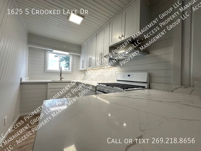 1625 S Crooked Lake Dr in Kalamazoo, MI - Building Photo - Building Photo
