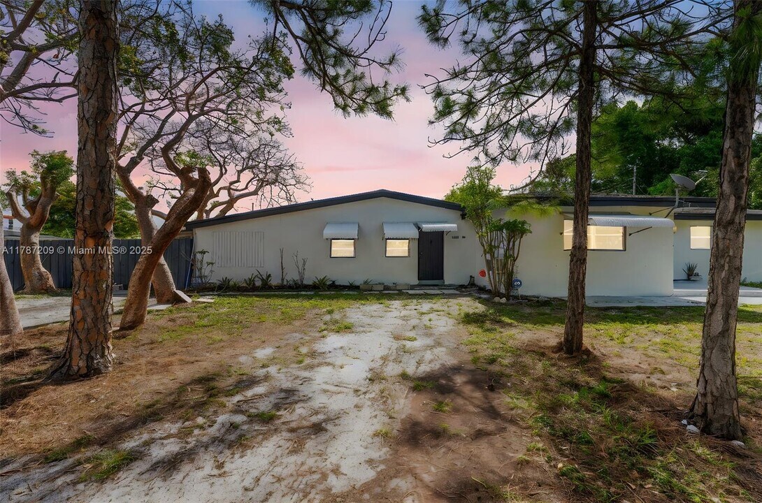 18201 NW 3rd Ave in Miami, FL - Building Photo