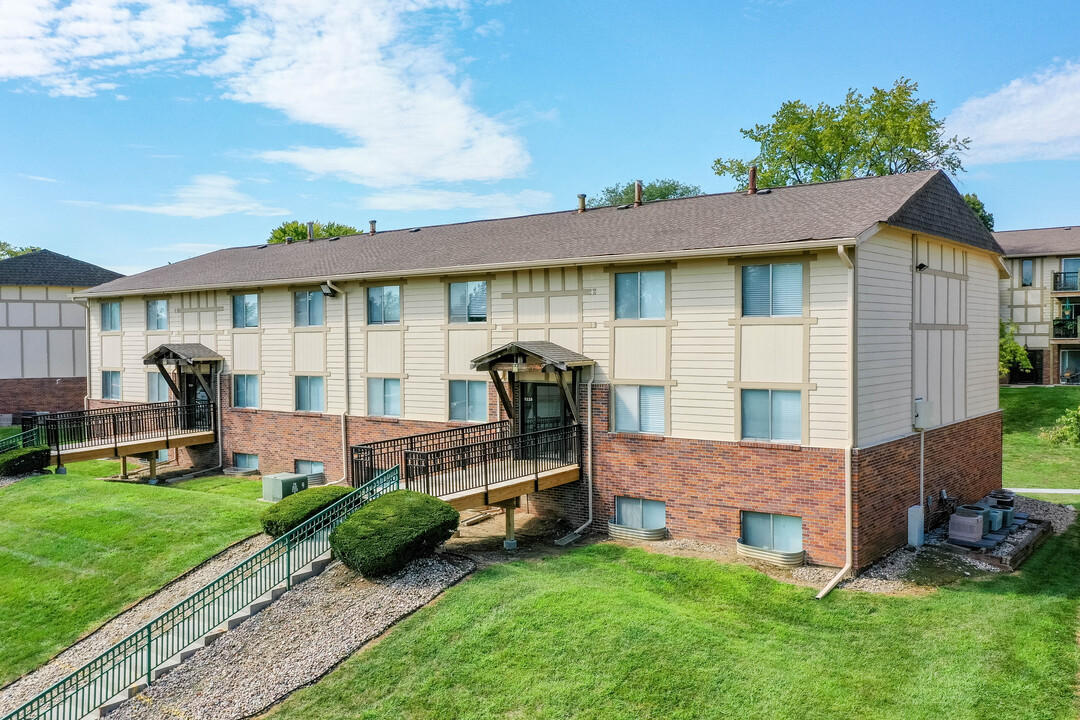 Cambridge Apartments in Omaha, NE - Building Photo