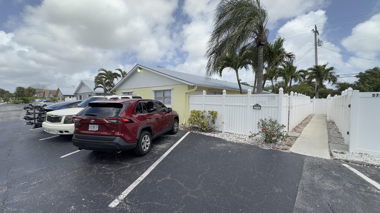 574 Holly Dr in Palm Beach Gardens, FL - Building Photo