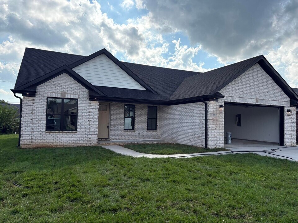 129 Squires Way in Nicholasville, KY - Building Photo