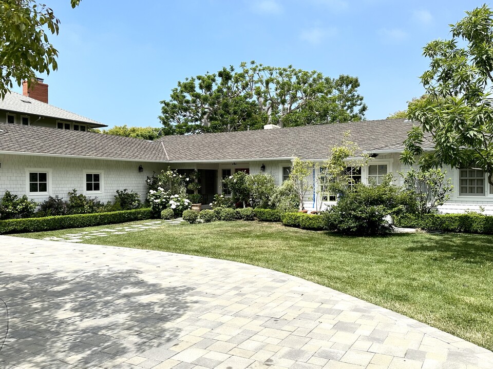 533 Amalfi Dr in Pacific Palisades, CA - Building Photo