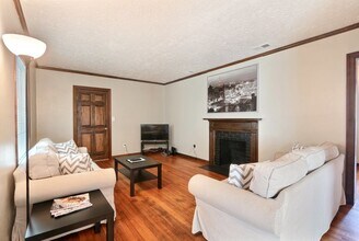 304 E 60th St in Savannah, GA - Building Photo - Building Photo