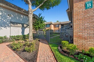 1223 Augusta Dr in Houston, TX - Building Photo - Building Photo