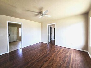 12121 Hoblitzelle Dr in Dallas, TX - Building Photo - Building Photo