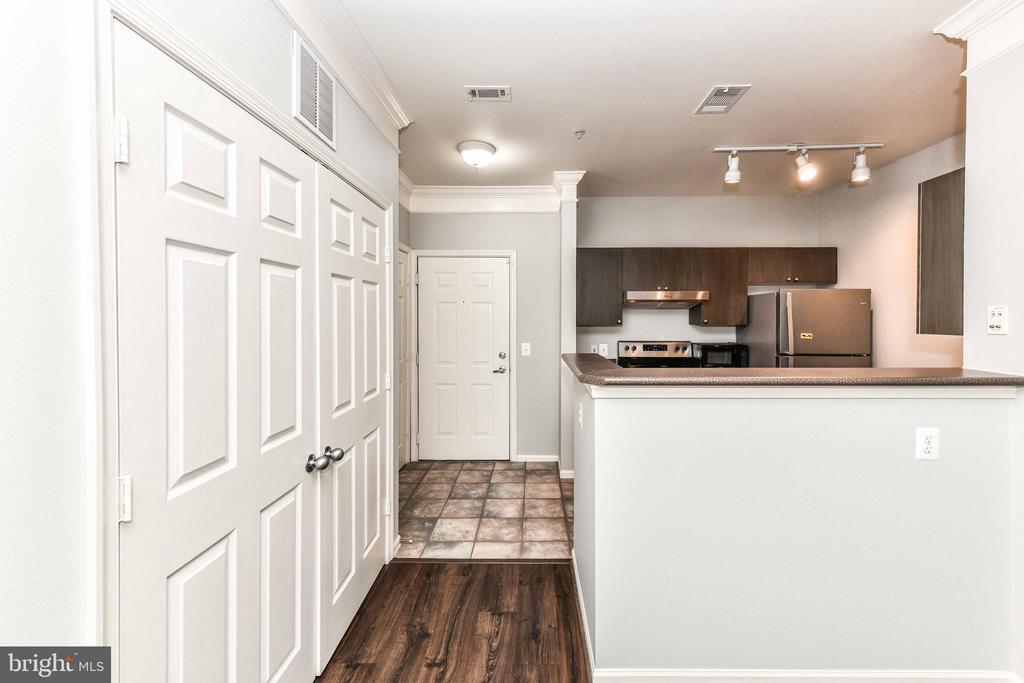 3021 Nicosh Cir in Falls Church, VA - Foto de edificio