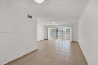 9375 Fontainebleau Blvd, Unit L115 in Miami, FL - Building Photo - Building Photo