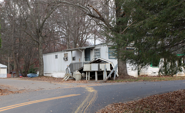 Lakeview Mobile Home Park in Asheville, NC - Foto de edificio - Building Photo