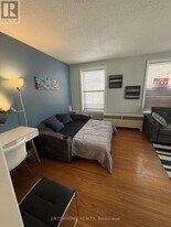 51 Queen St E in Brampton, ON - Building Photo