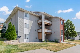 2440 Rushmore Dr in Iowa City, IA - Building Photo