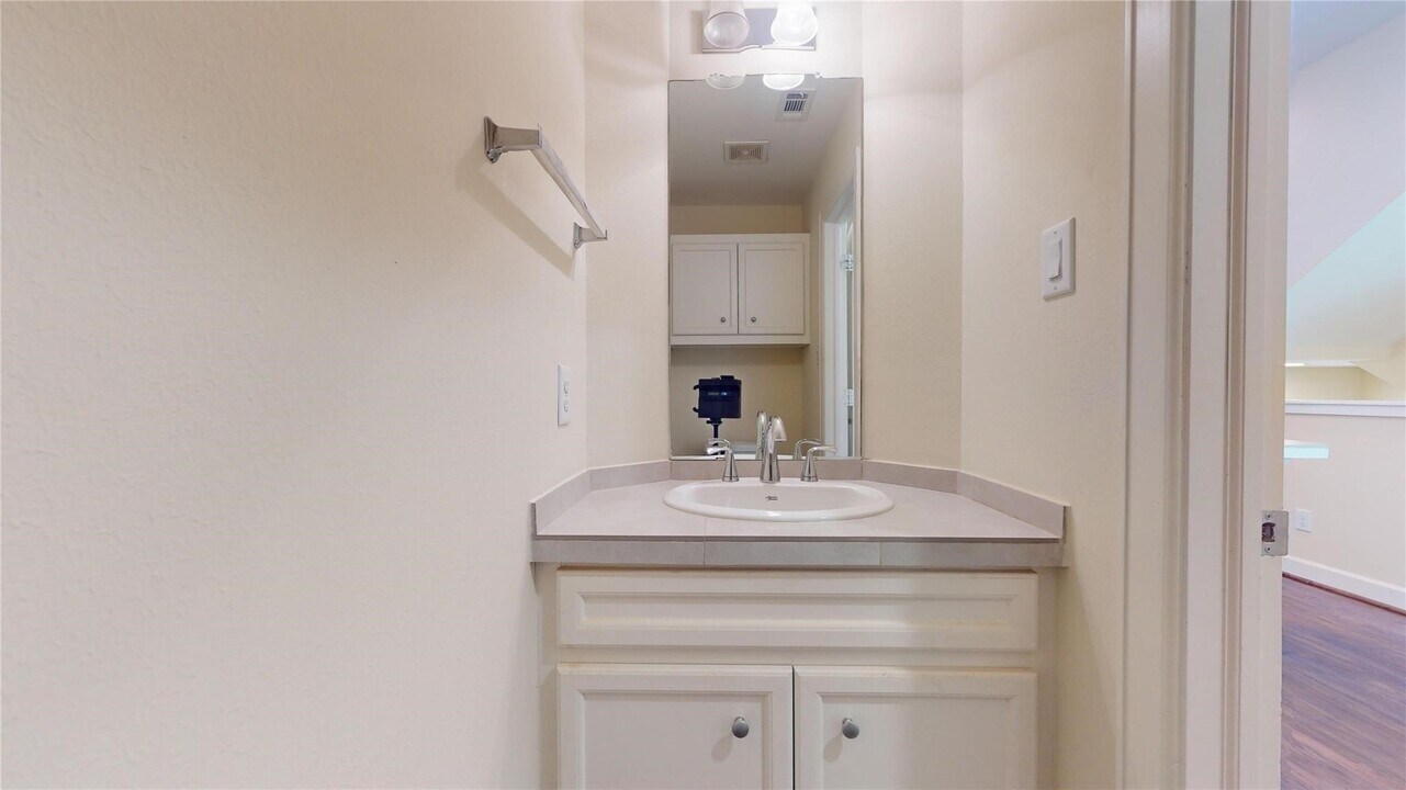 8749 Bryam St in Houston, TX - Foto de edificio