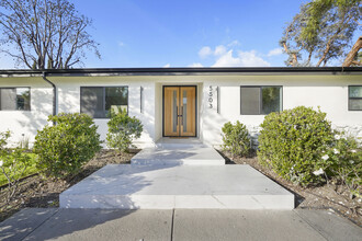 5503 Beckford Ave in Tarzana, CA - Foto de edificio - Building Photo