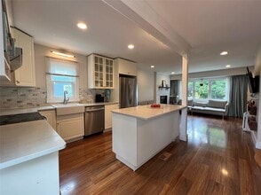 44 Fieldstone Dr in Syosset, NY - Building Photo - Building Photo