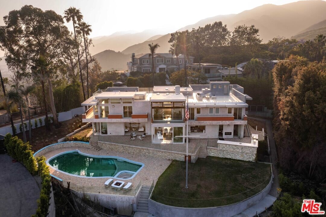 770 Paseo Miramar in Los Angeles, CA - Building Photo