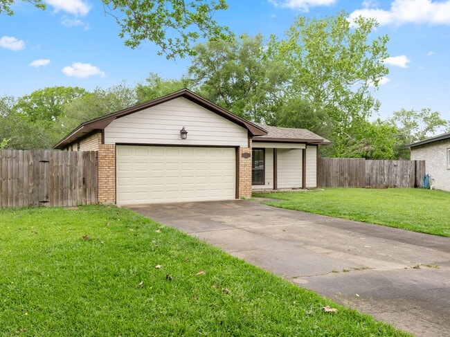 7 Columbella St in Bay City, TX - Building Photo - Building Photo