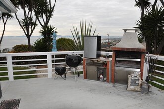 201 Vía Mesa Grande in Redondo Beach, CA - Building Photo - Building Photo
