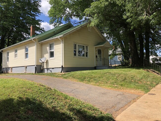 2205 Mayflower Dr in Lynchburg, VA - Foto de edificio - Building Photo