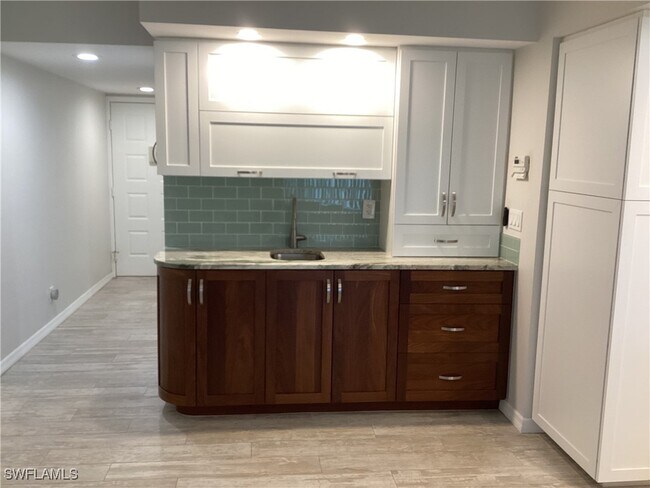 5565 Trailwinds Dr in Ft. Myers, FL - Building Photo - Building Photo