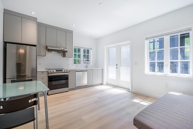 3887 W 15th Ave in Vancouver, BC - Building Photo - Building Photo