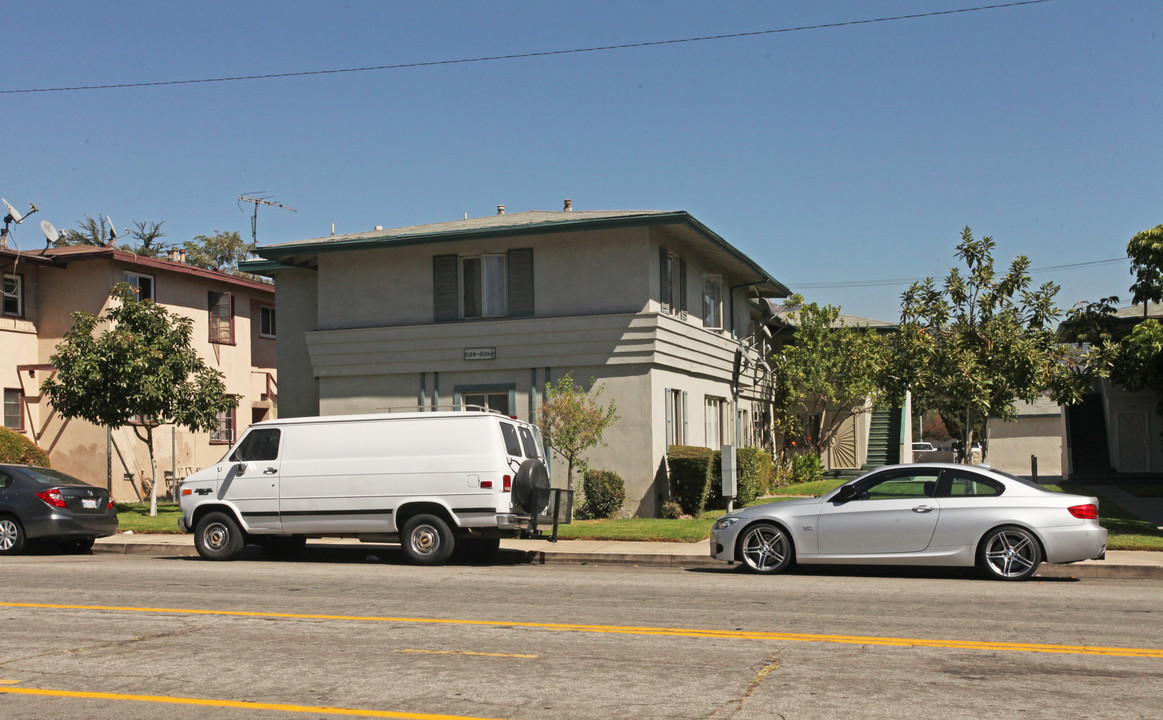 2134 N Lincoln St in Burbank, CA - Building Photo