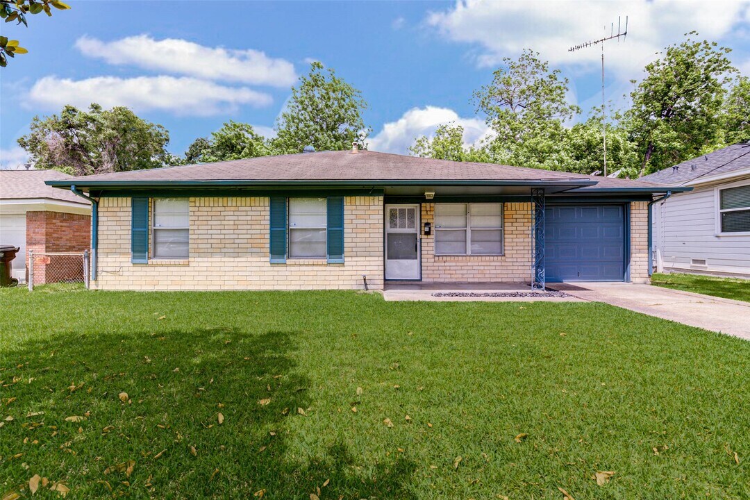 5907 Nelwyn St in Houston, TX - Building Photo