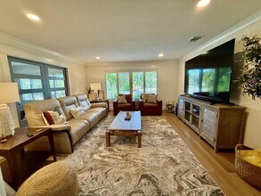 1833 Pandora Dr in Sarasota, FL - Building Photo - Building Photo