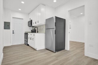 210 Beacom Blvd in Miami, FL - Building Photo - Building Photo