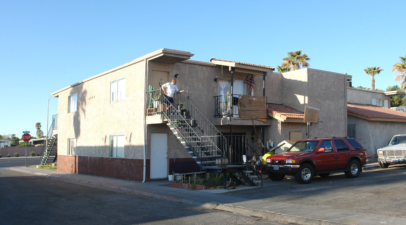 4880 W Twain Ave in Las Vegas, NV - Foto de edificio