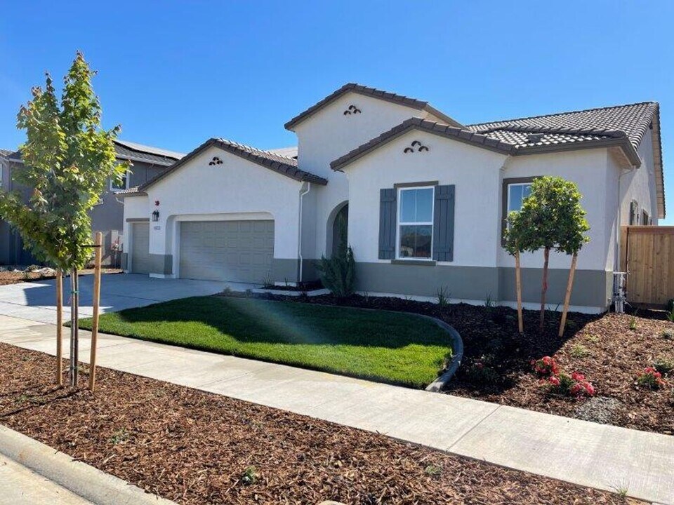 10463 Arnado St in Elk Grove, CA - Building Photo