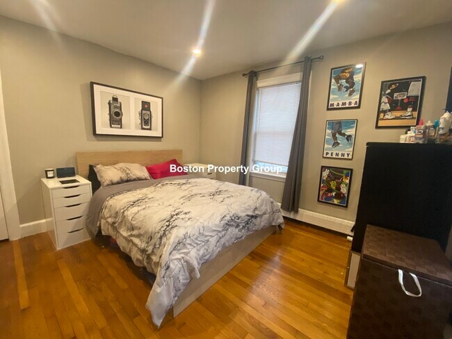 33 Oldfields Rd, Unit 4 in Boston, MA - Building Photo - Building Photo
